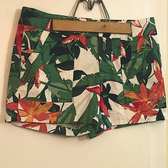 Banana Republic Tropical Floral Print Shorts. 100 % Cotton . Woman’s Size 4 - Picture 1 of 10
